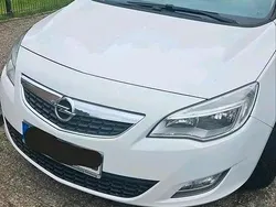 Weiß Gebraucht 2011 Opel Astra Design Edition Limousine | 3.000 € (Guter Preis)