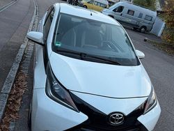 Weiß Gebraucht 2016 Toyota Aygo Kleinwagen | 6.300 € (Fairer Preis)