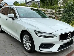 Weiß Gebraucht 2018 Volvo V60 Momentum Kombi | 18.500 € (Teuer)