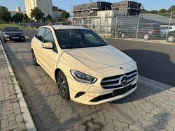 Beige Gebraucht 2022 Mercedes B180 Van / Kleinbus | 13.999 €