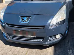 Grau Gebraucht 2011 Peugeot 5008 Van / Kleinbus | 3.500 € (Guter Preis)