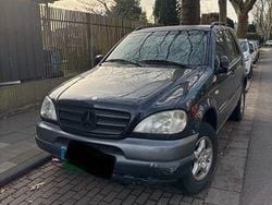 Blau Gebraucht 1999 Mercedes ML230 SUV | 3.900 € (Fairer Preis)