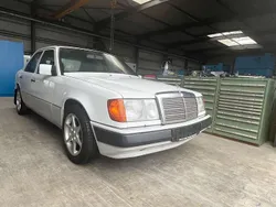 Weiß Gebraucht 1990 Mercedes E250 Limousine | 9.999 €