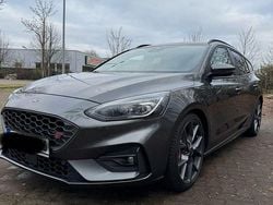 Grau Gebraucht 2021 Ford Focus ST Kombi | 25.799 € (Guter Preis)