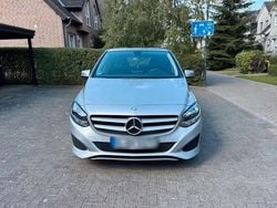 Silber Gebraucht 2015 Mercedes B180 Van / Kleinbus | 9.000 € (Superpreis)