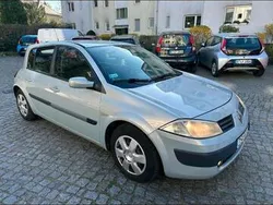 Silber Gebraucht 2004 Renault Mégane II Limousine | 1.000 €