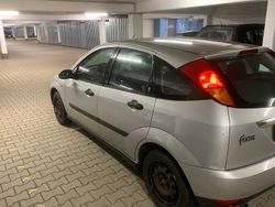 Silber Gebraucht 2001 Ford Focus Ghia Kleinwagen | 1.850 €