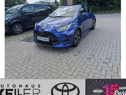 Blau Neu 2025 Toyota Yaris Hybrid Team Limousine | 27.960 € (Etwas zu teuer)