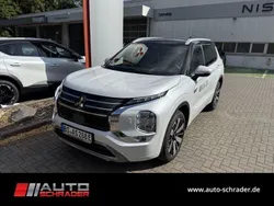 Weiß Gebraucht 2025 Mitsubishi Outlander P-HEV Top SUV | 57.480 € (Fairer Preis)
