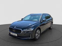 Onyxschwarz metallic Gebraucht 2024 Skoda Superb Selection Kombi | 36.560 €