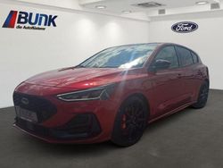 Fantastic red metall Gebraucht 2023 Ford Focus ST Limousine | 33.490 € (Etwas zu teuer)