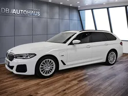 Weiß Gebraucht 2022 BMW 530e Sport Line Kombi | 36.980 € (Fairer Preis)