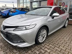 Silver metallic Gebraucht 2019 Toyota Camry Hybrid Executive Limousine | 29.690 €