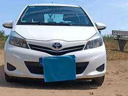 Weiß Gebraucht 2013 Toyota Yaris Kleinwagen | 6.100 € (Etwas zu teuer)
