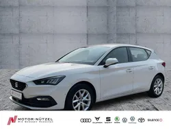 "candy" weiss Gebraucht 2022 Seat Leon Style Limousine | 17.460 € (Fairer Preis)