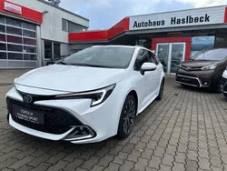 Platinumweiß perleffekt Neu 2024 Toyota Corolla Team Kombi | 33.990 €