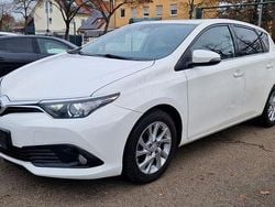 Weiß Gebraucht 2016 Toyota Auris Limousine | 7.400 € (Fairer Preis)