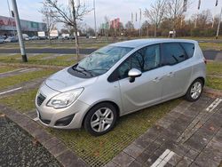 Silber Gebraucht 2011 Opel Meriva Edition Van / Kleinbus | 5.800 € (Teuer)