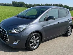 Grau Gebraucht 2018 Hyundai ix20 Space Plus Van / Kleinbus | 13.990 € (Fairer Preis)