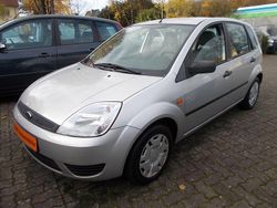 Silber Gebraucht 2002 Ford Fiesta Limousine | 2.599 € (Teuer)