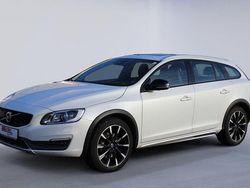 Weiß Gebraucht 2015 Volvo V60 CC Kombi | 19.990 € (Fairer Preis)