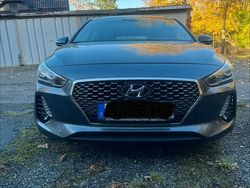 Grau Gebraucht 2017 Hyundai i30 Intro Edition Limousine | 17.500 € (Teuer)