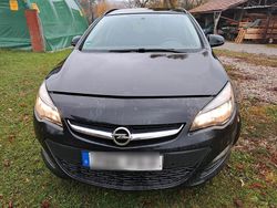 Schwarz Gebraucht 2012 Opel Astra Kombi | 5.400 € (Etwas zu teuer)