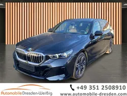 Carbonschwarz metallic Gebraucht 2024 BMW 520 M Sport Kombi | 53.980 € (Superpreis)