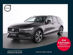 Grau platinum grey / metallic Gebraucht 2023 Volvo V60 CC Plus Kombi | 38.850 € (Fairer Preis)