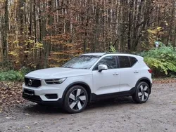 Weiß Gebraucht 2019 Volvo XC40 Momentum SUV | 20.400 € (Fairer Preis)