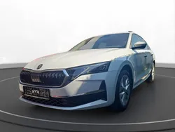 Moon weiss metallic Gebraucht 2024 Skoda Octavia Selection Kombi | 30.263 € (Fairer Preis)