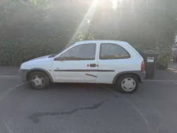 Weiß Gebraucht 2000 Opel Corsa Kleinwagen | 500 € (Guter Preis)
