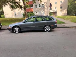 Grau Gebraucht 2002 Volvo V40 Kombi | 1.111 €