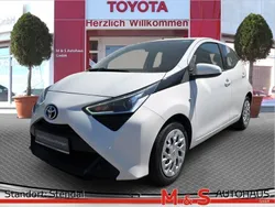 Weiß Gebraucht 2021 Toyota Aygo X-play Kleinwagen | 9.520 € (Fairer Preis)