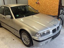 Silber Gebraucht 1991 BMW 325 Limousine | 8.500 €