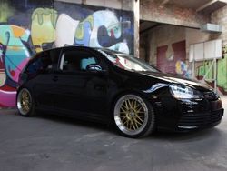 Schwarz metallic Gebraucht 2006 VW Golf V R Limousine | 7.400 €