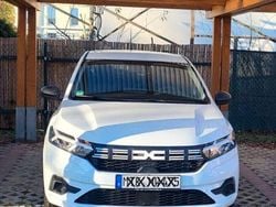 Weiß Gebraucht 2024 Dacia Sandero Essentiel Limousine | 12.900 €