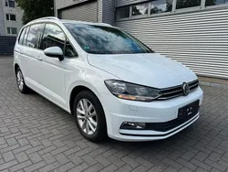 Weiß Gebraucht 2017 VW Touran Comfortline Van / Kleinbus | 12.900 € (Etwas zu teuer)