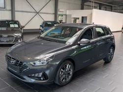 Grau Gebraucht 2023 Hyundai i30 Trend Limousine | 16.900 € (Fairer Preis)
