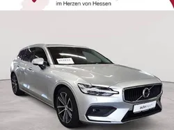 Bright silbermetallic Gebraucht 2022 Volvo V60 Momentum Kombi | 25.190 € (Guter Preis)