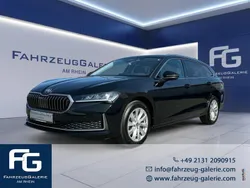 Ebony schwarz metallic Gebraucht 2024 Skoda Superb Loft Kombi | 33.750 € (Fairer Preis)