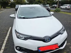 Weiß Gebraucht 2019 Toyota Auris Hybrid Comfort Limousine | 14.999 € (Etwas zu teuer)
