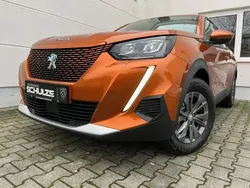 Orange fusion metallic Gebraucht 2021 Peugeot e-2008 Active SUV | 15.980 € (Superpreis)