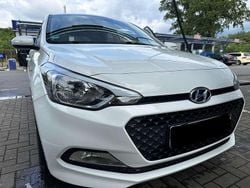 Weiß Gebraucht 2017 Hyundai i20 Active Limousine | 9.900 € (Fairer Preis)