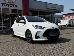 Weiß Gebraucht 2021 Toyota Yaris Hybrid Basis Limousine | 16.950 € (Fairer Preis)