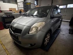 Grau Gebraucht 2008 Toyota Yaris Limousine | 4.490 € (Fairer Preis)