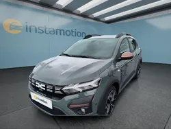 Grün Gebraucht 2024 Dacia Sandero Stepway Kleinwagen | 18.399 € (Fairer Preis)