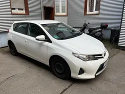 Weiß Gebraucht 2014 Toyota Auris Cool Limousine | 8.222 €