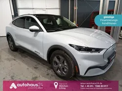 Weiß Gebraucht 2022 Ford Mustang Mach-E Extended Range SUV | 28.220 € (Superpreis)