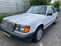 Weiß Gebraucht 1986 Mercedes E230 Limousine | 6.500 €